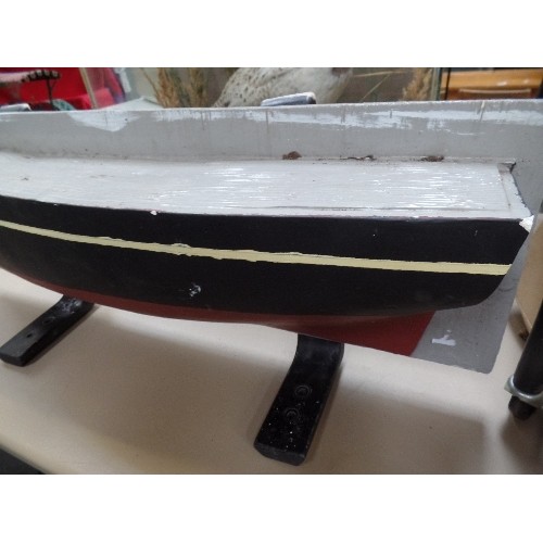 305 - A HEAVY WOODEN MODEL OF A SHIPS HULL ON CAST IRON BRACKETS