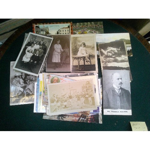 356 - COLLECTION OF POSTCARDS AND PHOTOGRAPHS EARLY TO LATE 2OTH CENTURY. INCLUDES WW1 SILK POSTCARD 