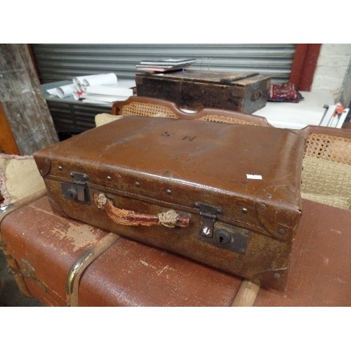 375 - AN EARLY 20TH CENTURY SUITCASE WITH LEATHER HANDLE & BRASS LOCKS - LABEL INSIDE 