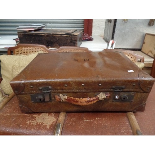 375 - AN EARLY 20TH CENTURY SUITCASE WITH LEATHER HANDLE & BRASS LOCKS - LABEL INSIDE 