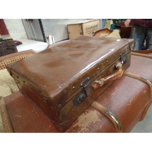 375 - AN EARLY 20TH CENTURY SUITCASE WITH LEATHER HANDLE & BRASS LOCKS - LABEL INSIDE 