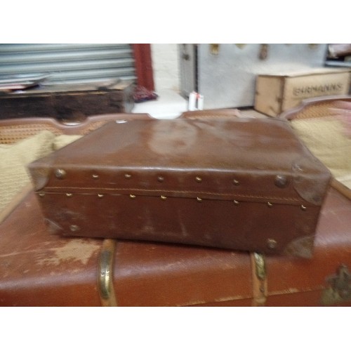 375 - AN EARLY 20TH CENTURY SUITCASE WITH LEATHER HANDLE & BRASS LOCKS - LABEL INSIDE 