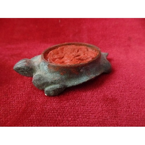 111A - VINTAGE JAPANESE RED INK PASTE POT IN THE FORM OF A TURTLE  - INSCRIPTION ON BASE TRANSLATES AS 