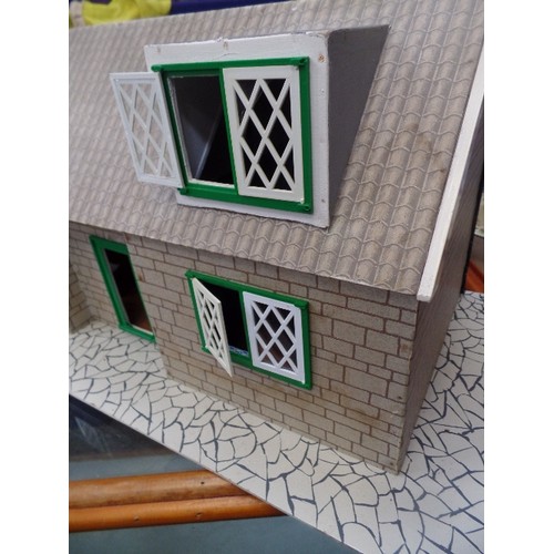 390A - VINTAGE DOLLS HOUSE WITH OPENING HINGED ROOF, DIAMOND WINDOWS - 74CM LONG