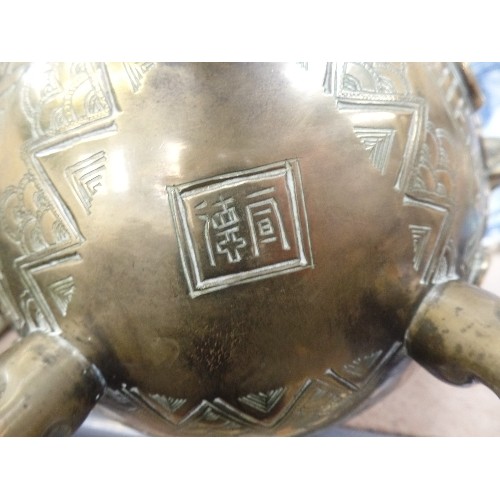 108 - A GOOD QUALITY EARLY 20TH CENTURY CHINESE TWIN HANDLED BRASS CENSER AND COVER DECORATED WITH FIGURES... 