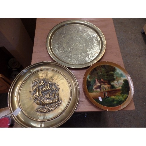 246 - 2 BRASS CHARGERS/PLATES AND A HAND-PAINTED TERRACOTTA PLATE.