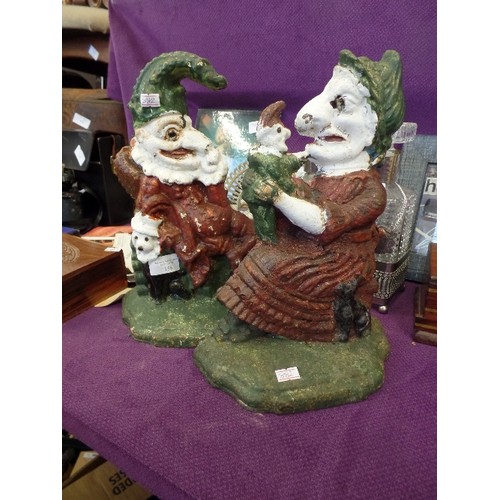 158 - EXTREMELY HEAVY VICTORIAN PUNCH & JUDY PAIR. CAST IRON DOORSTOPS. PAINTED.