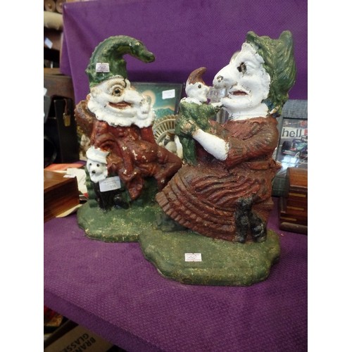 158 - EXTREMELY HEAVY VICTORIAN PUNCH & JUDY PAIR. CAST IRON DOORSTOPS. PAINTED.