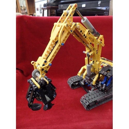 177 - LARGE LEGO-TECHNIC CRANE, WITH GRABBER ETC. CONSTRUCTED.