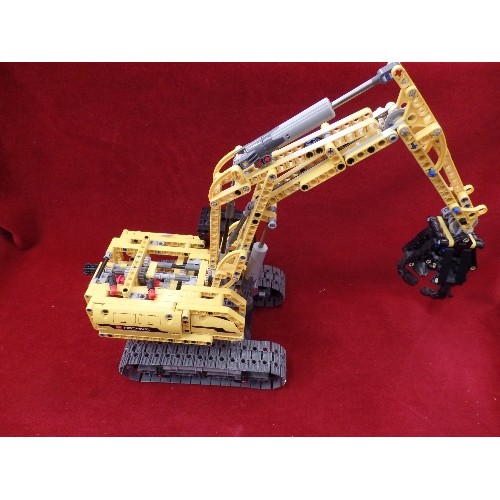 177 - LARGE LEGO-TECHNIC CRANE, WITH GRABBER ETC. CONSTRUCTED.