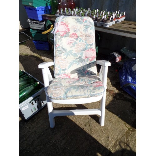 302 - GOOD QUALITY RECLINING GARDEN CHAIR IN WHITE PLASTIC, WITH PRETTY FLORAL CUSHION PAD. GOOD CLEAN CON... 