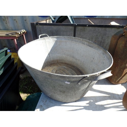 366 - GALVANISED VINTAGE OVAL BATH. APPEARS GOOD CONDITION.