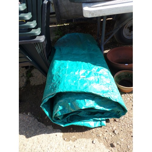 374 - GREEN TARPAULIN. APPROX 6M L/4M W. APPEARS GOOD CONDITION.