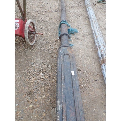 400 - EXTREMELY HEAVY VINTAGE CAST IRON LAMP POST.