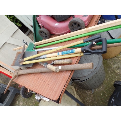 355 - GARDEN TOOLS, INC 2 X BRUSHES, A SHOVEL, A PICK AXE, LAWN EDGER, SPADE, RAKE, SHEARS, HEDGE SHEARS, ... 