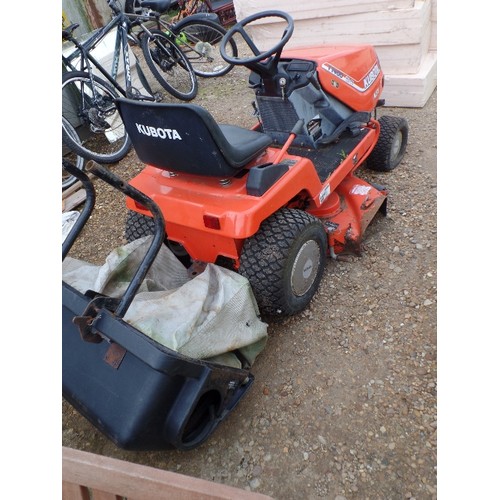 388 - KUBOTA RIDE-ON LAWNMOWER. OHVT1400. WITH GRASS COLLECTION BOX.