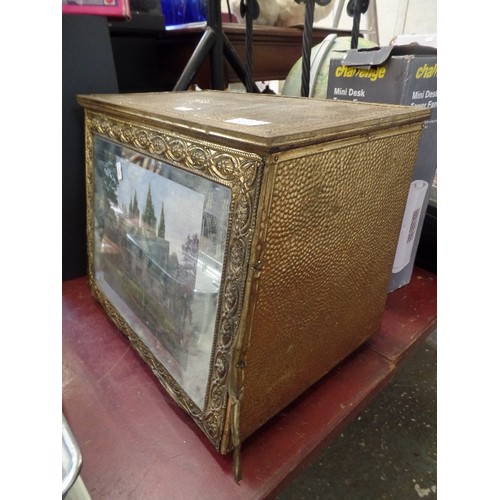 486 - BRASS COALBOX. WOOD-LINED. MIRRORED PICTURE FRONT OF A COTTAGE SCENE.