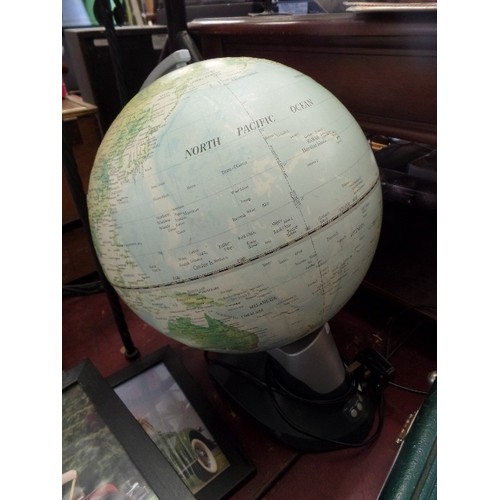 481 - ROTATING WORLD GLOBE LAMP. ELECTRIC. WORKING ORDER.