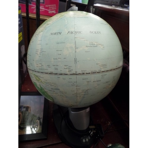 481 - ROTATING WORLD GLOBE LAMP. ELECTRIC. WORKING ORDER.