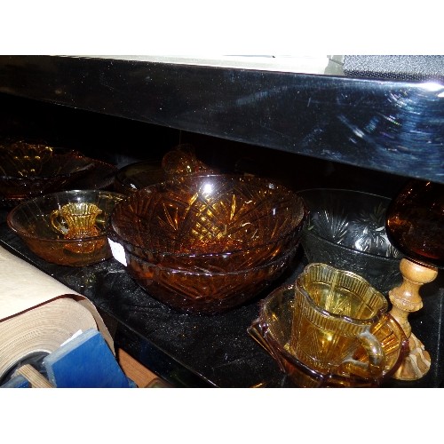 530 - QUANTITY OF RETRO AMBER GLASSWARE. BOWLS ETC.