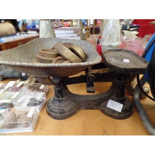 553 - CAST IRON SCALES WITH METAL TRAY AND BRASS IMPERIAL WEIGHTS.