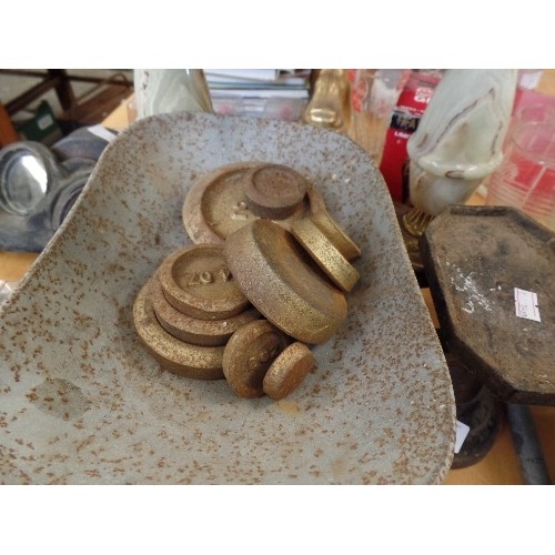 553 - CAST IRON SCALES WITH METAL TRAY AND BRASS IMPERIAL WEIGHTS.