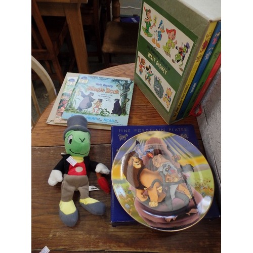 605 - SELECTION OF DISNEY ITEMS. 45RPM RECORDS, SNOW WHITE, JUNGLE BOOK, JIMINI CRICKET SOFT TOY, LION KIN... 