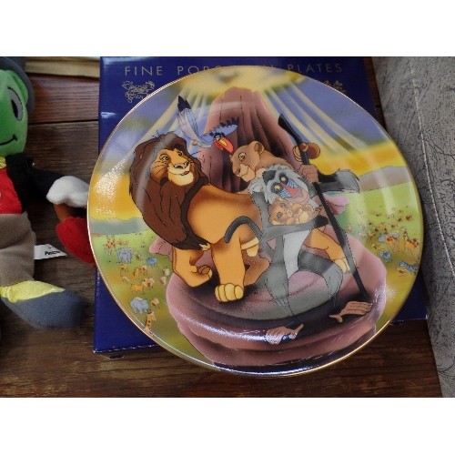 605 - SELECTION OF DISNEY ITEMS. 45RPM RECORDS, SNOW WHITE, JUNGLE BOOK, JIMINI CRICKET SOFT TOY, LION KIN... 