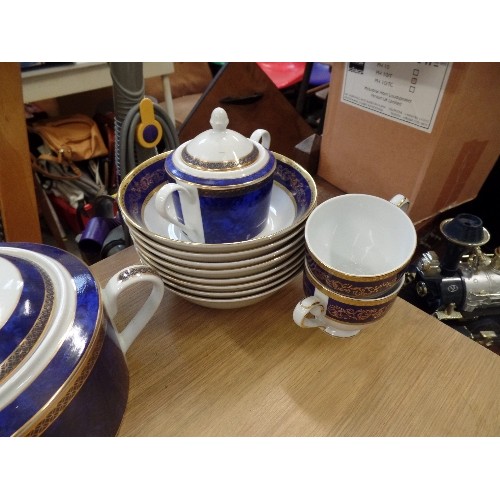 608 - GOOD QUALITY TEA AND DINNER SERVICE BY LONDON TEAPOT COMPANY. BLUE/GOLD/WHITE. FOR 8 PERSONS.