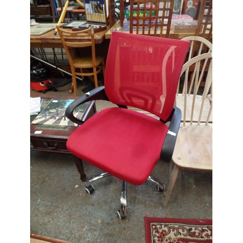 602 - RED SWIVEL OFFICE CHAIR