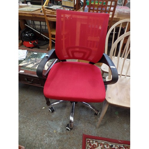 602 - RED SWIVEL OFFICE CHAIR