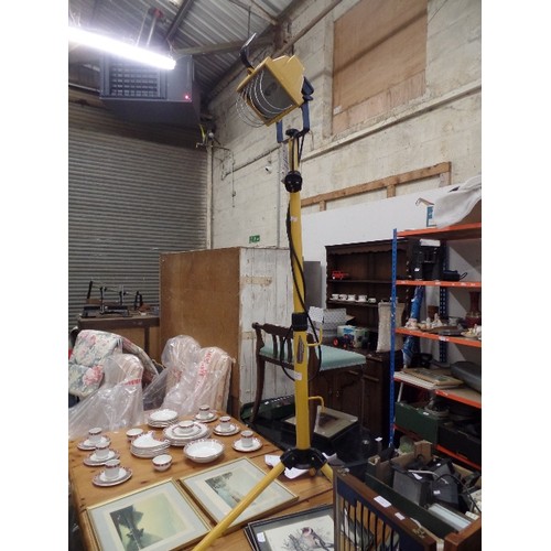 675 - YELLOW ADJUSTABLE WORK LIGHT, WITH 2 NEW LINEAR HALOGEN BULBS. WORKING.