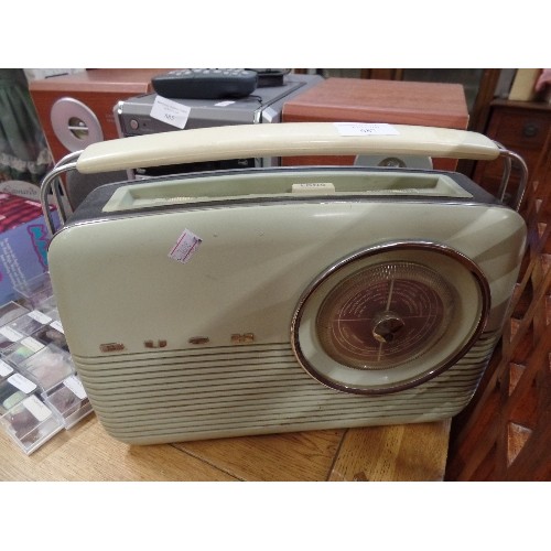 687 - VINTAGE BUSH RADIO. TR82C.