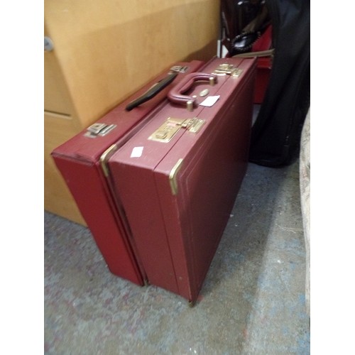 722 - 2 X BURGUNDY BRIEFCASES, AND AN AEROLITE HAND-LUGGAGE ON WHEELS.