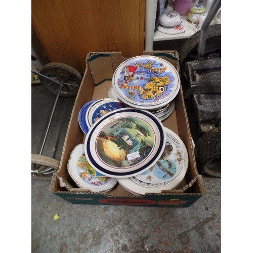 655 - QUANTITY OF SOUVENIR HOLIDAY PLATES FROM MANY COUNTRIES. INC VENEZUELA, IBIZA, TURKEY, MEXICO ETC ET... 