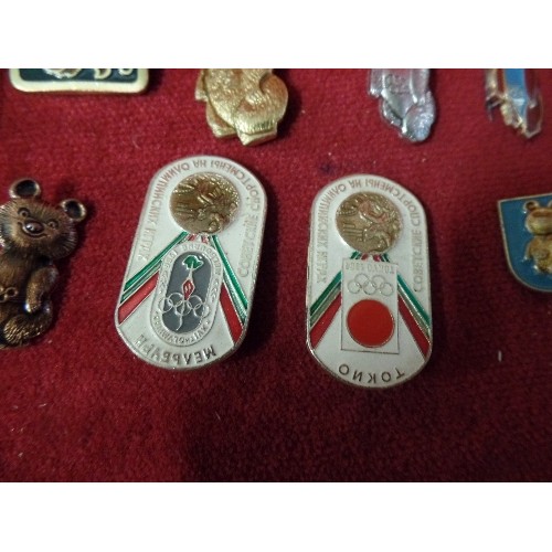 47 - QUANTITY OF MOSTLY GOLD METAL AND ENAMEL OLYMPIC BADGES TO INCLUDE TOKYO 1964, RUSSIA 1980, BEARS ET... 