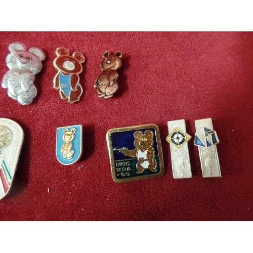 47 - QUANTITY OF MOSTLY GOLD METAL AND ENAMEL OLYMPIC BADGES TO INCLUDE TOKYO 1964, RUSSIA 1980, BEARS ET... 