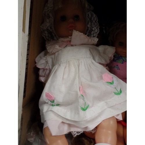 298 - LARGE SHELF FULL OF VINTAGE TINY-TEARS & SIMILAR VINTAGE DOLLS.