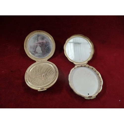 166 - VINTAGE 'IRIS' & 'STRATTON' COMPACTS, ALSO A LOVELY COSTUME JEWELLERY BROOCH, CONTAINED WITHIN A CAR... 