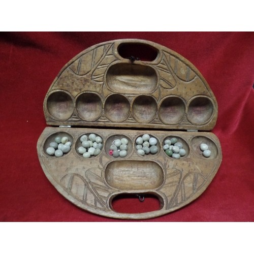 258 - ATTRACTIVE AFRICAN/ETHNIC LOT. INC LARGE CARVED WOODEN GAME CASE CONTAINING DRIED BEANS, IN HOLLOWED... 