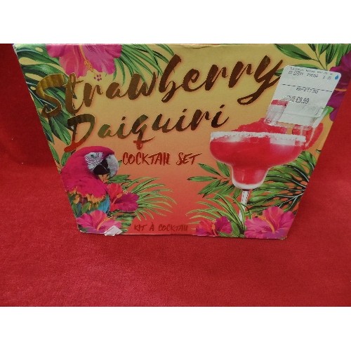 NEW STRAWBERRY DAIQUIRI COCKTAIL SET.