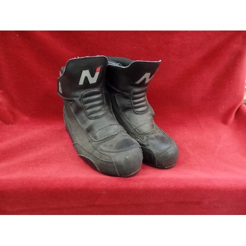 527 - PAIR OF NITRO STREET HOPPER SIZE 10 MOTORCYCLE BOOTS.