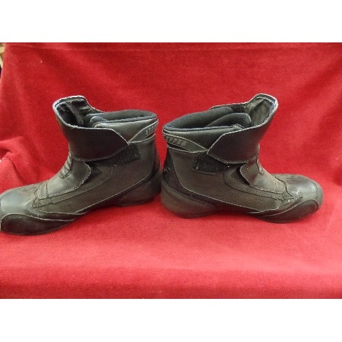 527 - PAIR OF NITRO STREET HOPPER SIZE 10 MOTORCYCLE BOOTS.