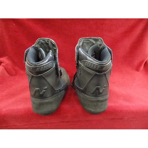 527 - PAIR OF NITRO STREET HOPPER SIZE 10 MOTORCYCLE BOOTS.