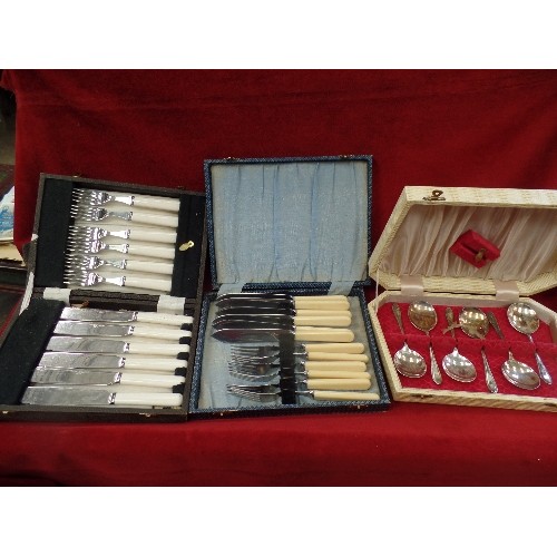 566 - 3 X BOXED CUTLERY SETS. DESSERT SPOONS, 2 X KNIFE AND FORK SETS.