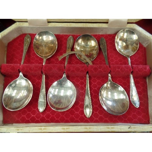 566 - 3 X BOXED CUTLERY SETS. DESSERT SPOONS, 2 X KNIFE AND FORK SETS.