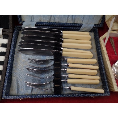 566 - 3 X BOXED CUTLERY SETS. DESSERT SPOONS, 2 X KNIFE AND FORK SETS.