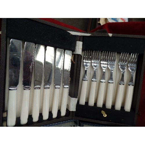 566 - 3 X BOXED CUTLERY SETS. DESSERT SPOONS, 2 X KNIFE AND FORK SETS.