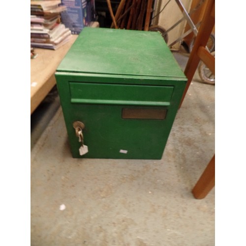 652 - OUTDOOR MAIL BOX. WITH KEYS. GREEN-PAINTED METAL.