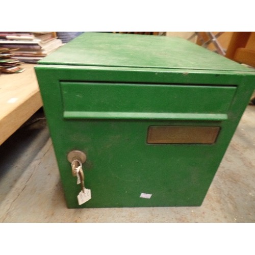 652 - OUTDOOR MAIL BOX. WITH KEYS. GREEN-PAINTED METAL.